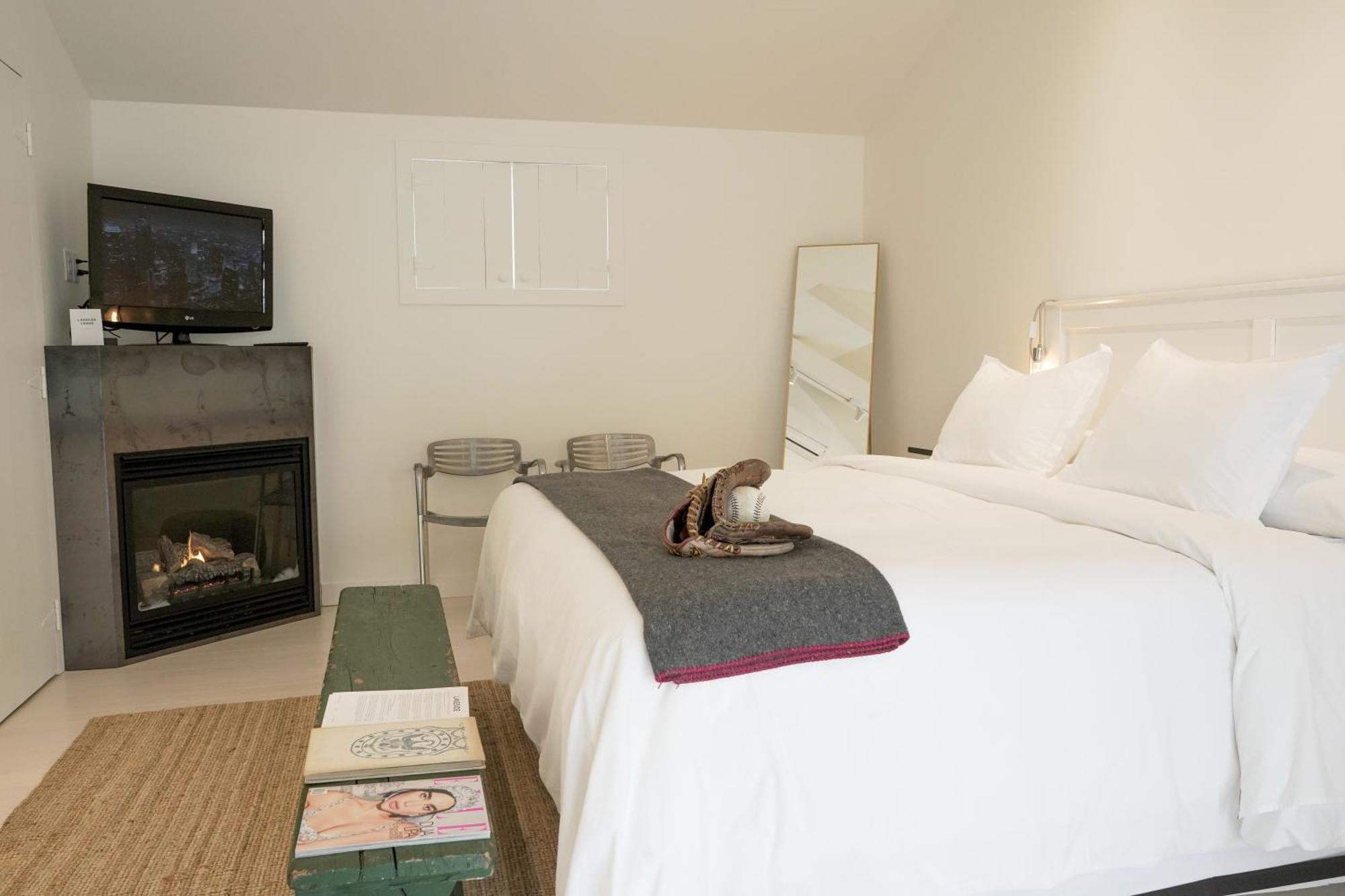 The Lakeside Prince Edward County Wellington Exterior photo